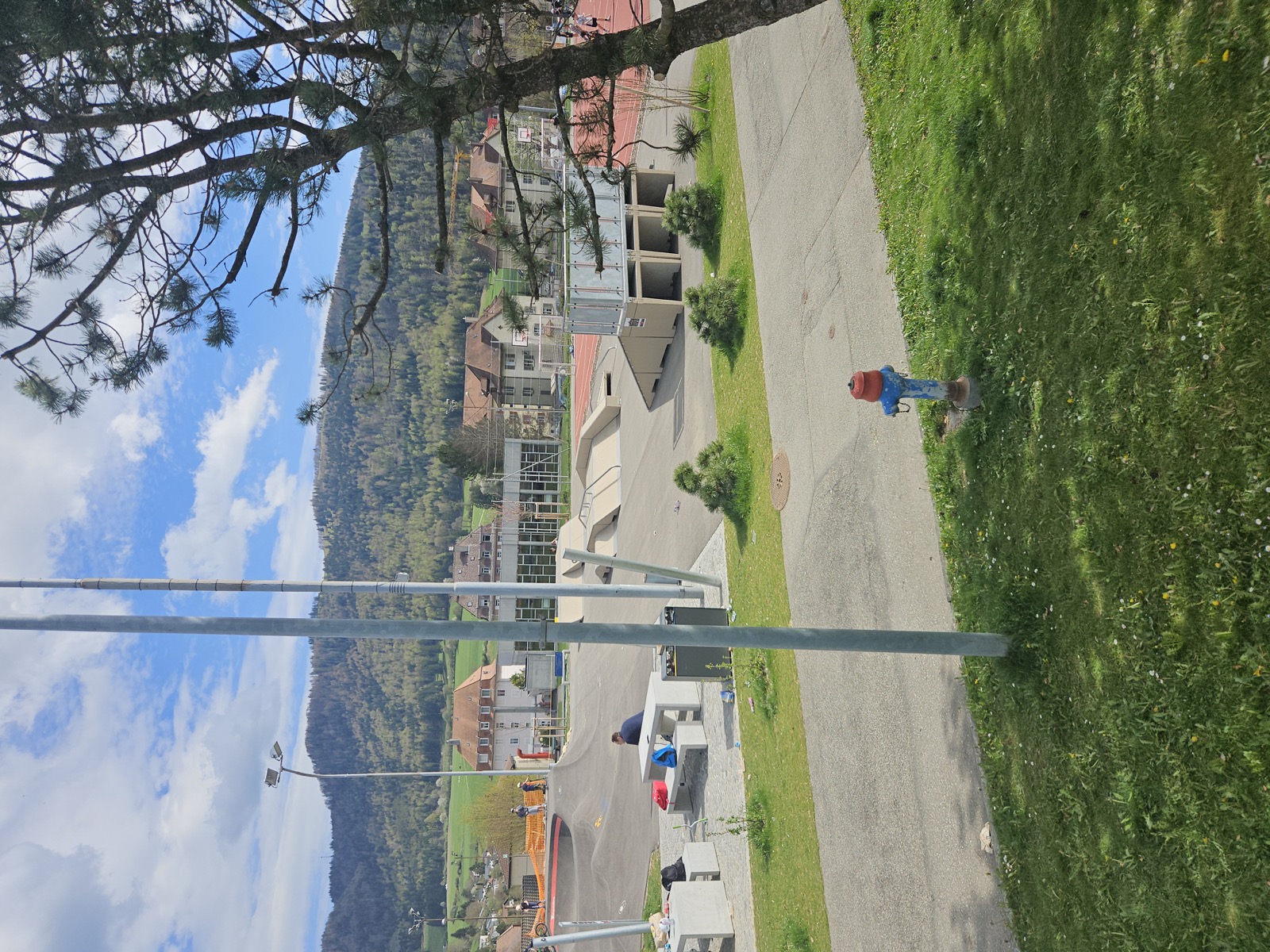 Vue large d'un skatepark complet en modules béton