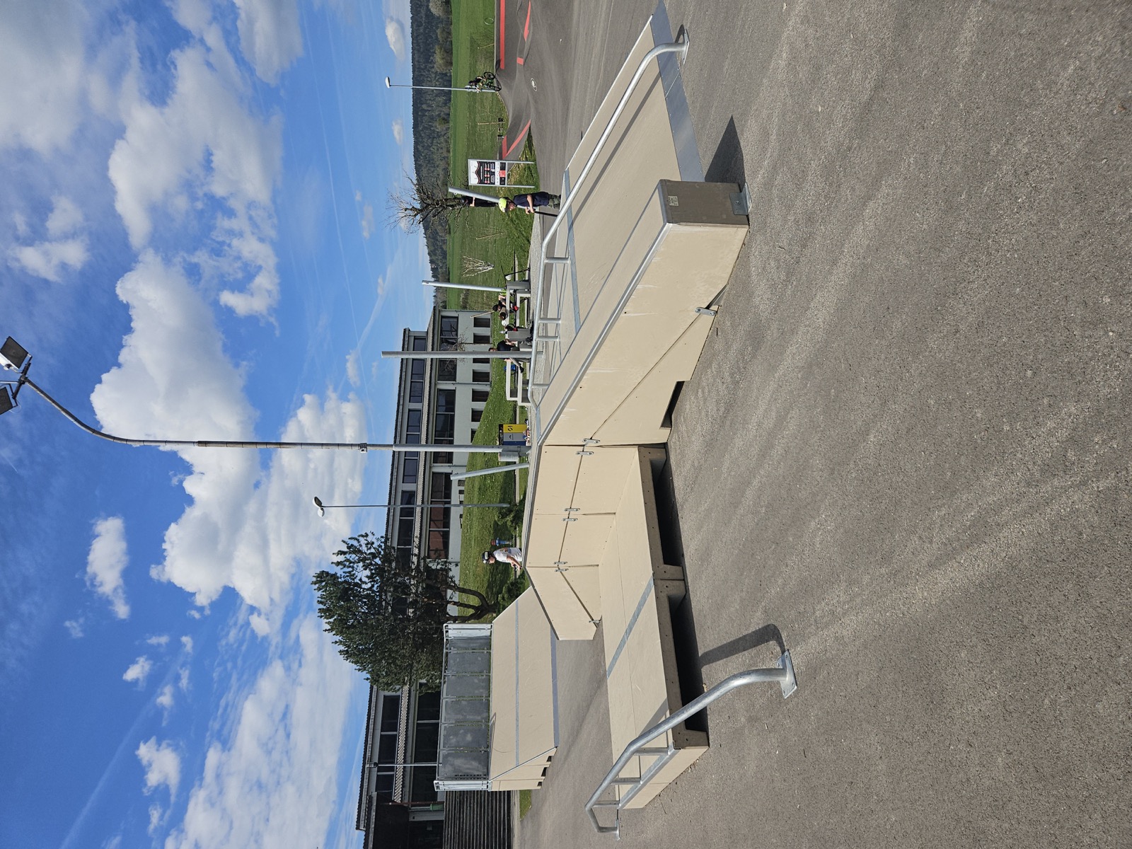 Aire de skatepark avec modules combinés sur dalle existante