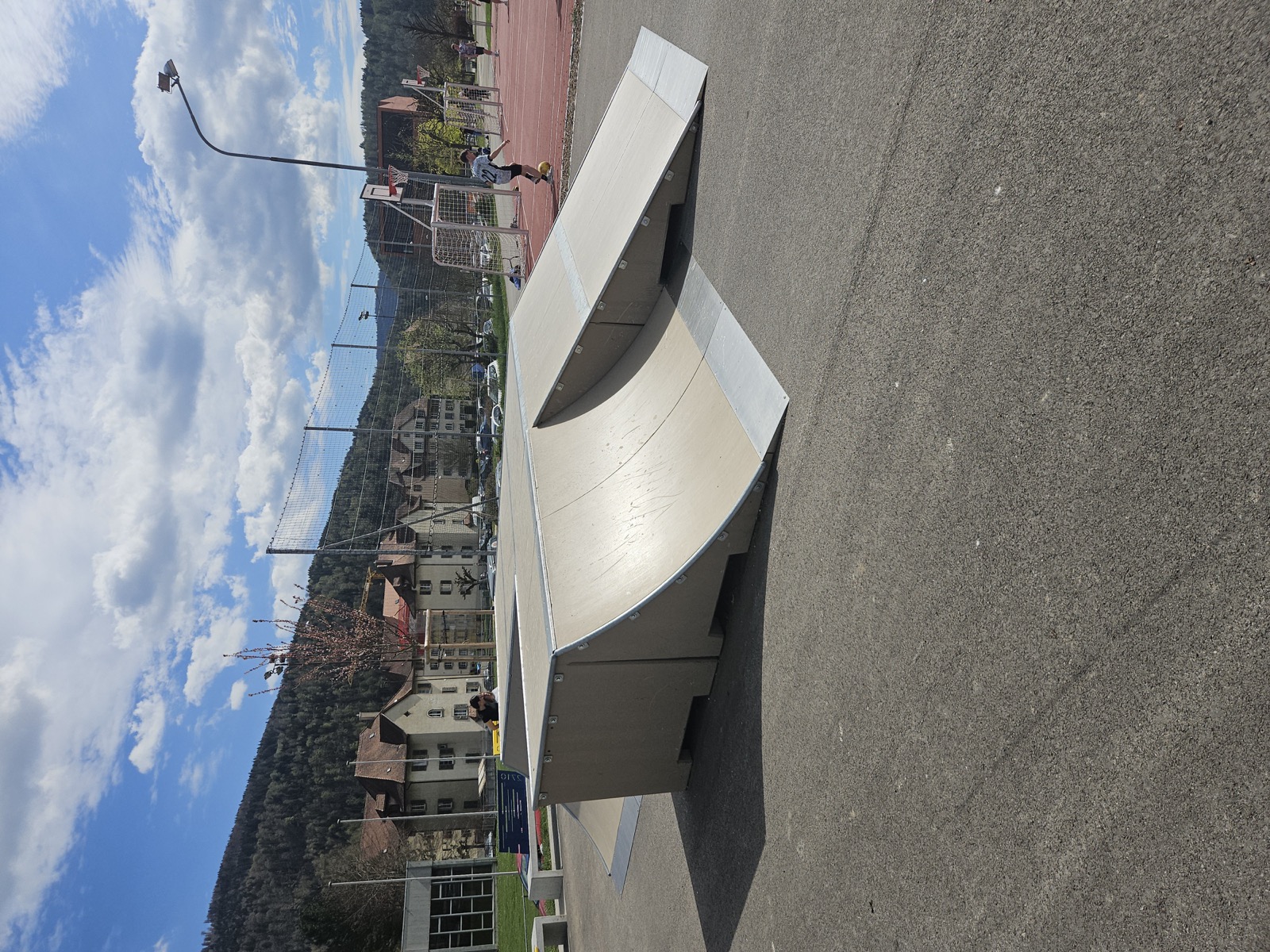 Skatepark modulaire avec lignes de glisse variées