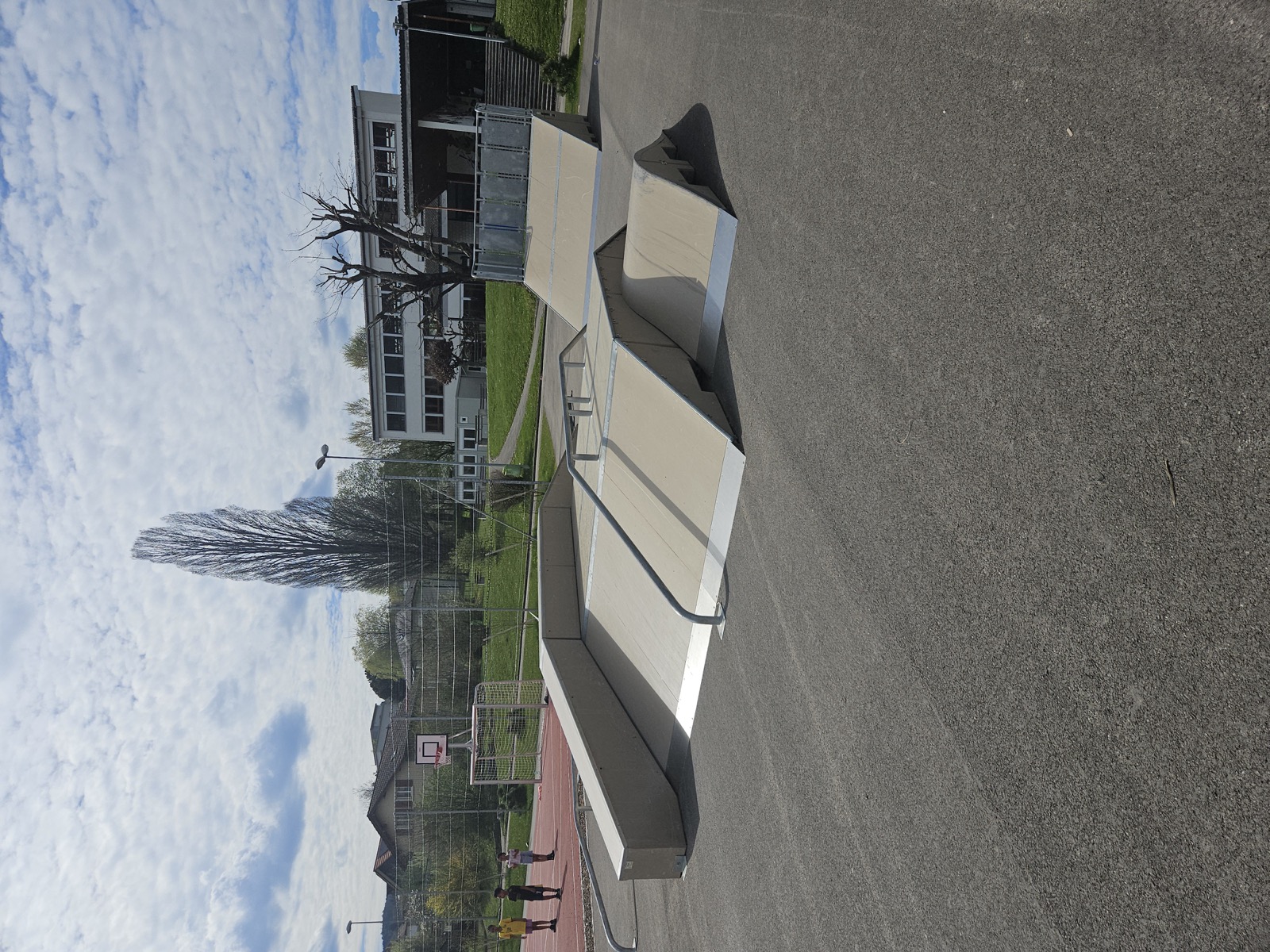 Vue de la plateforme et des plans inclinés du skatepark