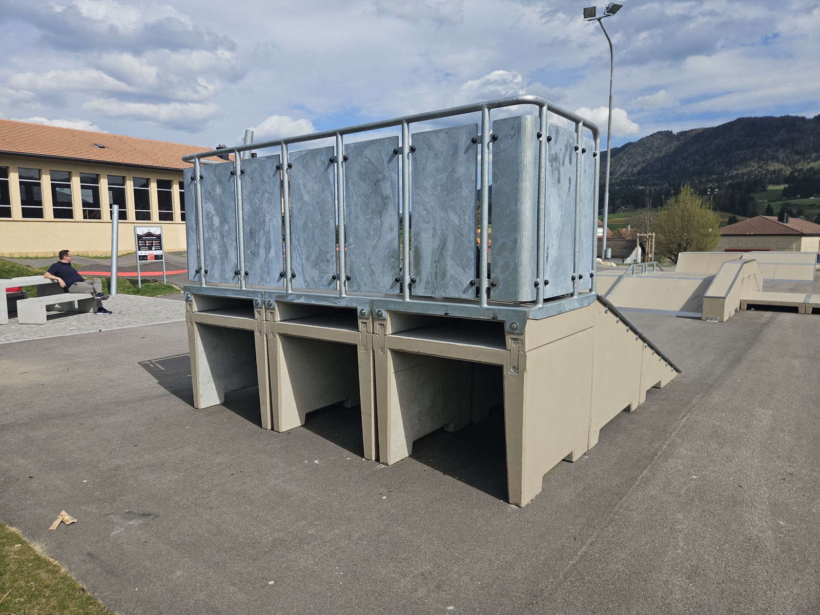 Skatepark complet avec module central et zone libre