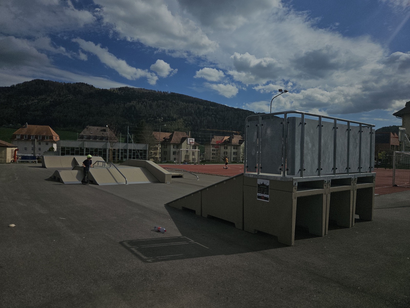 Vue complémentaire d'un skatepark modulaire en béton