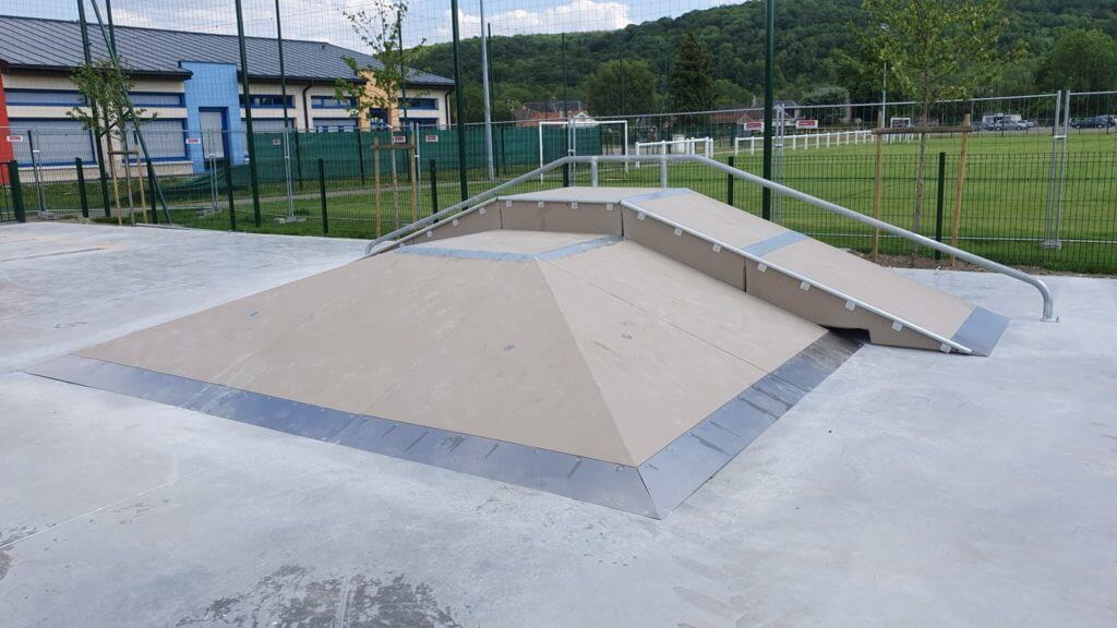 Skatepark modulaire béton avec quarter-pipe et plans inclinés