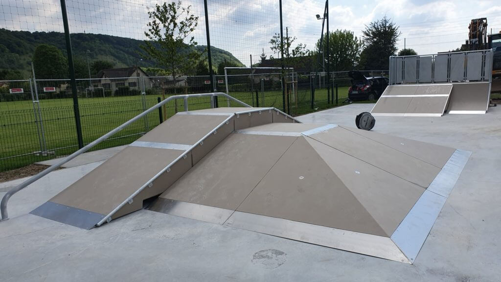 Module béton skatepark installé en extérieur