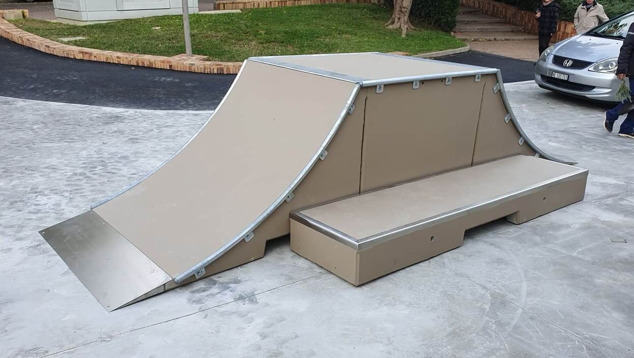 Skatepark en modules béton avec pratiquants